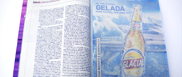 杂志中的冰川印刷广告的示例。