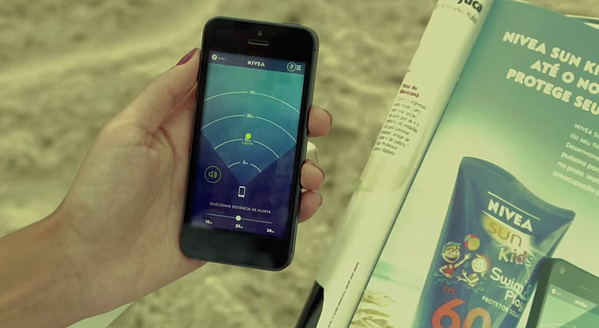 互动的平面广告,妮维雅包括腕带to track your child via smartphone.
