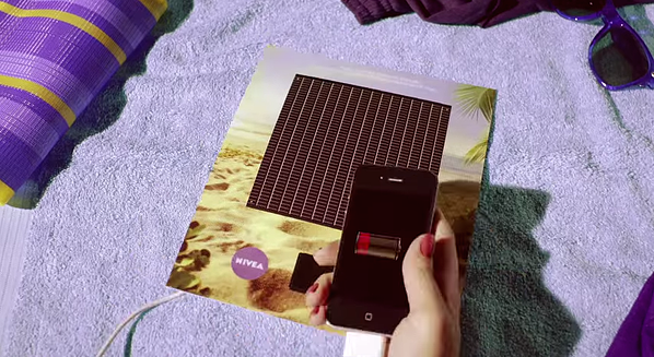 Nivea的交互式印刷广告，带有太阳能智能手机充电器，在杂志的背页上。