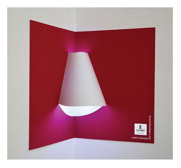 弹出书中包含Lladro Lighting带有灯罩的互动印刷广告。