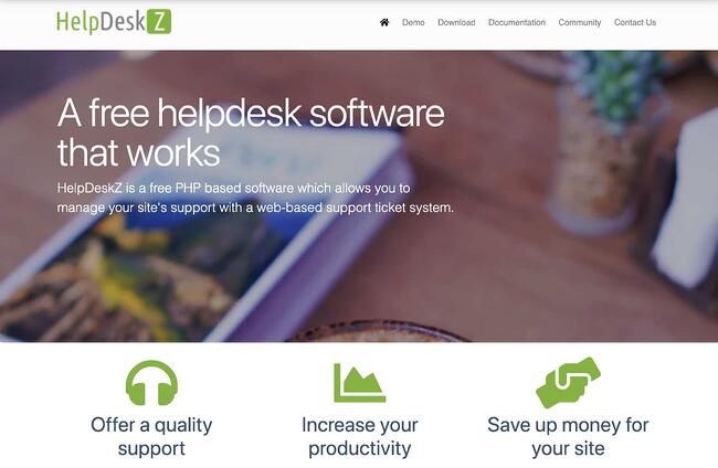 HelpDeskz免费的帮助台软件，其工作方式具有模糊bob电竞官方下载的背景和图标，列出了该软件的好处