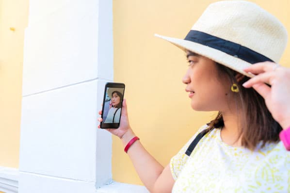 营销人员在Instagram Reels上拍摄内容，这是Instagram应用程序上的新功能。